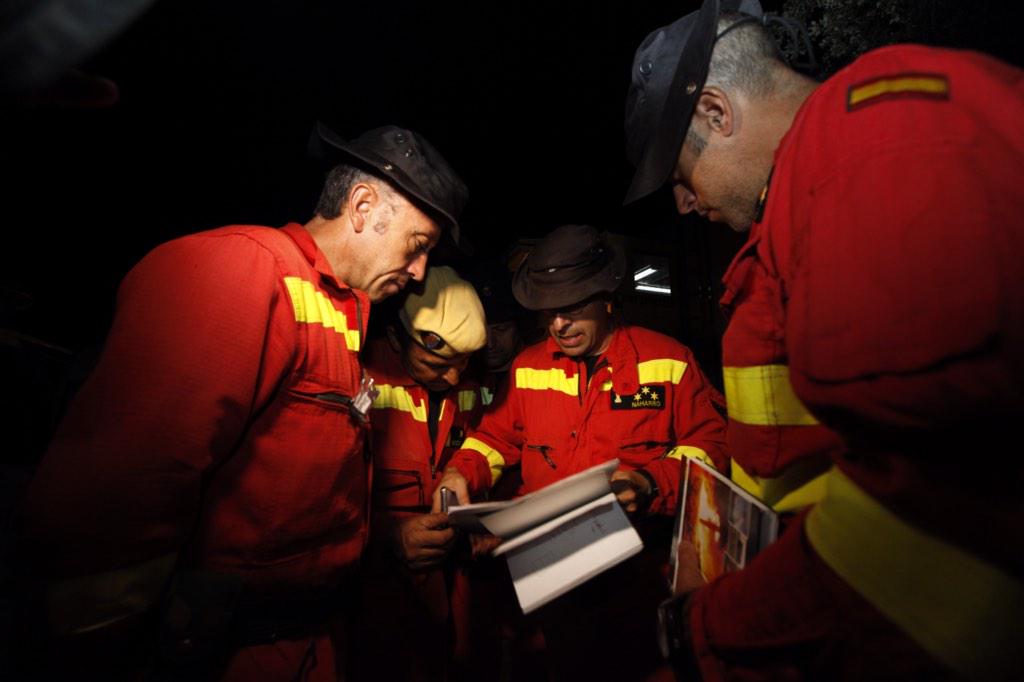 luismifoto's tweet photo. @UMEgob  en #IFAcebo continúan las tareas contra incendios también de noche http://t.co/cpO5CPB9P5