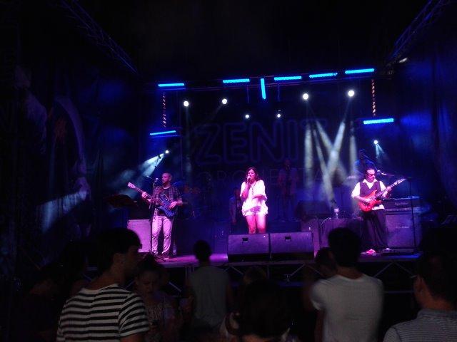 LidiaPageP's tweet photo. A tope con la zenit en la urbanización de PortaCoeli #ATopeConLaZenit @OrquestaZenit http://t.co/b0pc5kEQmd