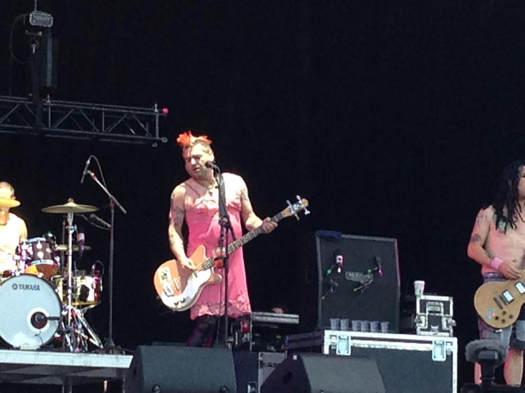 LeSpeaker's tweet photo. Fat Mike dans sa belle robe. #HEAVYMONTREAL2015 #NOFX http://t.co/VBs9VP2F8f