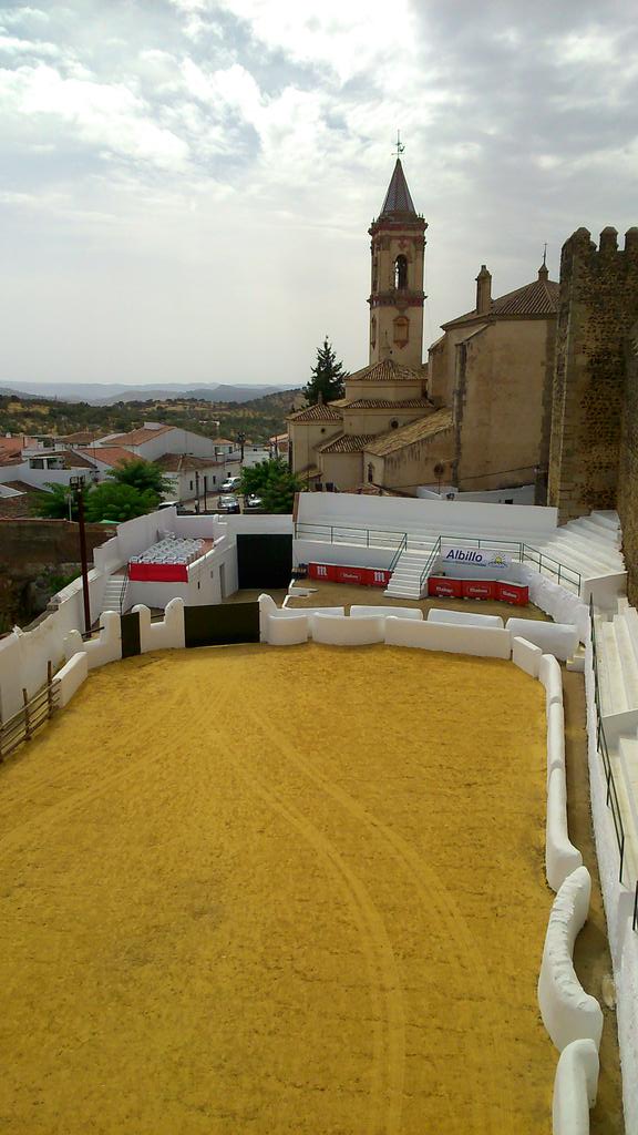 MEscacenaPineda's tweet photo. @AFdezPineda ha bordado hoy el toreo en la singular y coqueta plaza de Cumbres Mayores http://t.co/VzcEd7y4pB