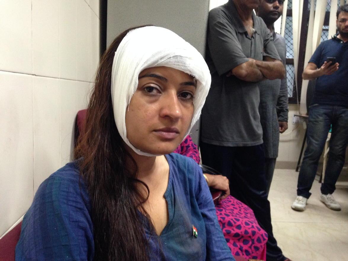 ashutosh83B's tweet photo. Locals told us-Man,attacked Alka lamba was working in Sweet shop. shop is owned by present BJP MLA Om Prakash Sharma. http://t.co/8bTzoJbpFu