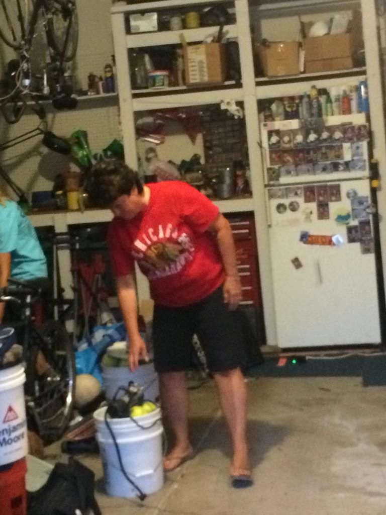 justdianethings's tweet photo. diane is currently putting air in a peasants bike http://t.co/I3d6LcfWYm