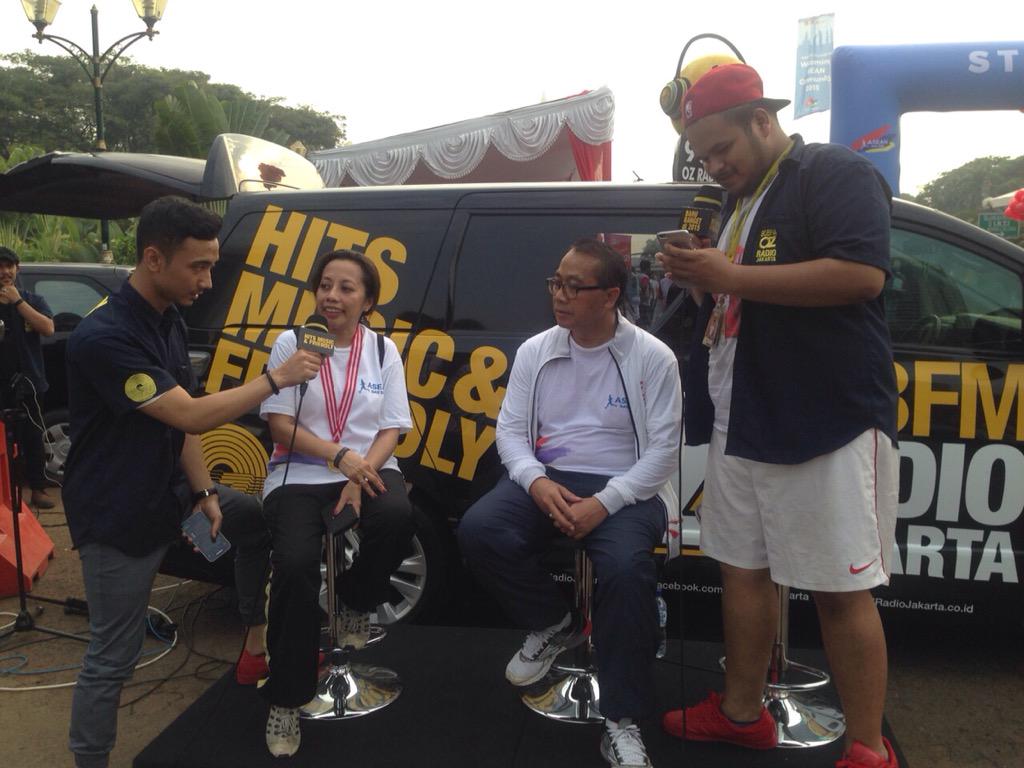 AseanDay's tweet photo. Ibu Spica & Bapak Puja lagi ngobrol2 tentang #ASEANDAY2015 di @OZRadioJakarta. Stay tune! #ASEANadalahkita http://t.co/pvYW1QMZcf