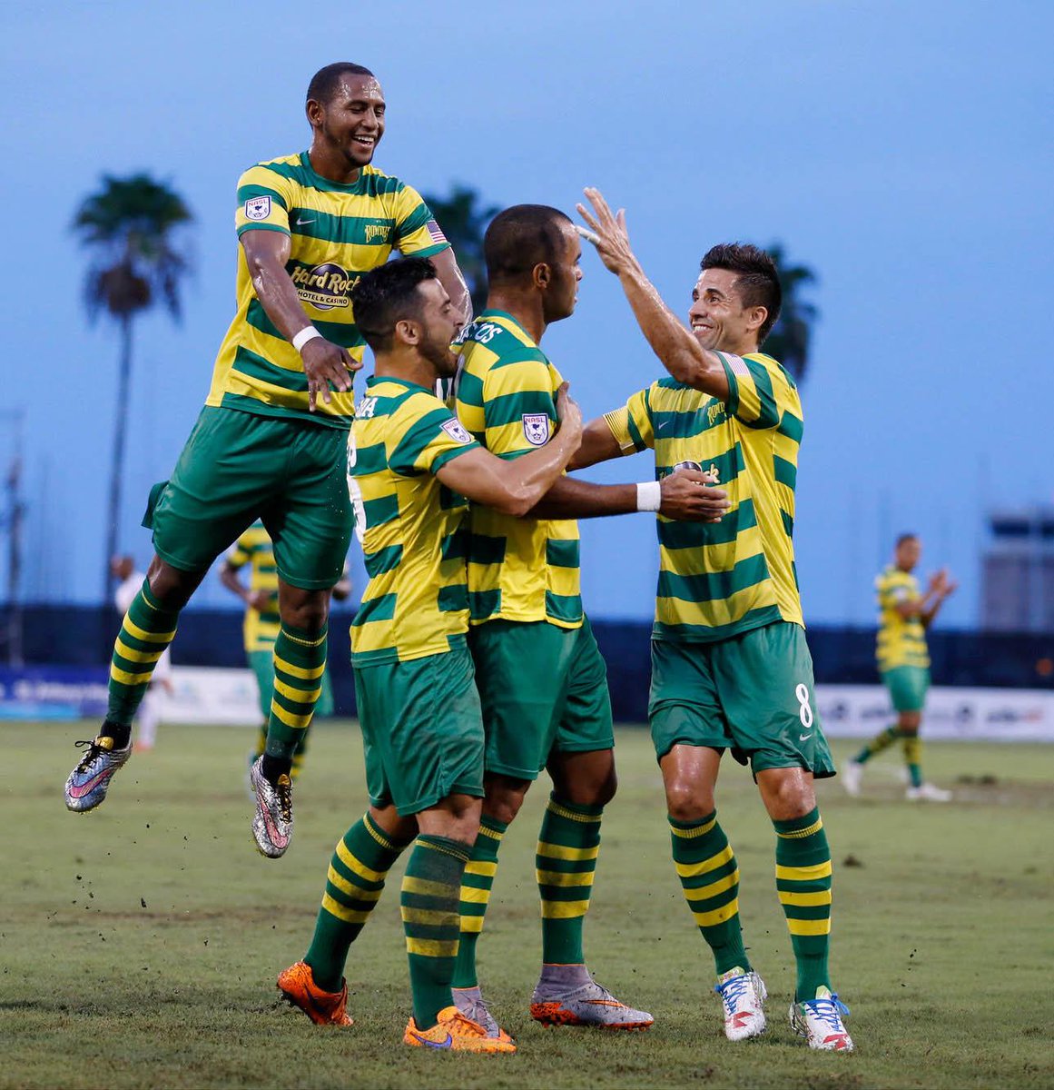 naslofficial's tweet photo. SCORE UPDATE
#INDvOTT 1-4 | 75'
#ATLvSAS 3-3 | 75'
#TBRvJAX 3-2 | 74'
#FTLvNYC 3-2 | 74'
#MNUvFCE 0-0 | 46' http://t.co/20mCLTeMyw
