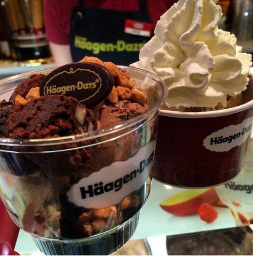 RapSungjae's tweet photo. @kiddyoun @kmshyun_ @Mingukiie yaudah nih coklat nya http://t.co/6ruzNzBwCk