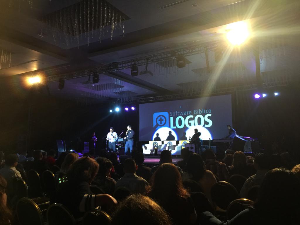 e625com's tweet photo. ¡Ahora @EstudioBiblia otorgando la biblioteca logos de regalo en #LiderVision Los Ángeles! http://t.co/yGUEanFR3w