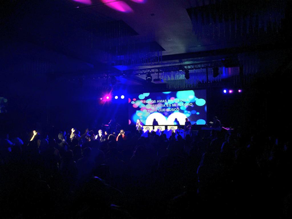 e625com's tweet photo. Cerrando #LiderVision Los Ángeles a todo pulmón liderados en adoración por la hermosa voz de @KRISTYMOTTA http://t.co/6WJvMHZZet