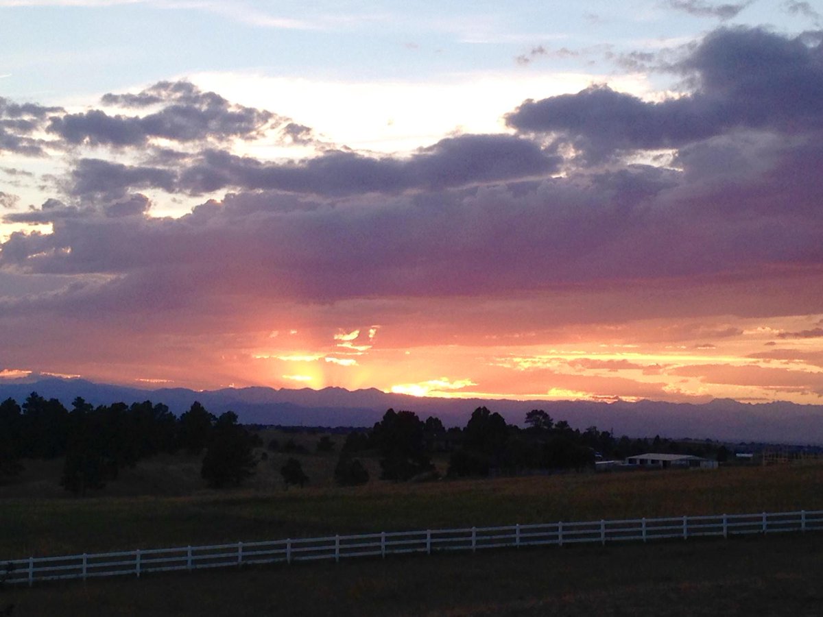 KathySabine9's tweet photo. Spectacular Saturday Sunset #Colorado #9news #9wx http://t.co/YyBvHaBlem