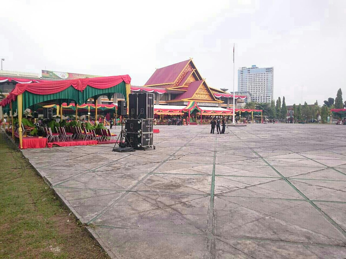 infoPKU's tweet photo. #ultahRIAU Saat ini sedang berlangsung Upacara Hari Jadi Provinsi Riau ke 58 di Lapangan Kantor Gubernur #Riau http://t.co/HI75kQbK29