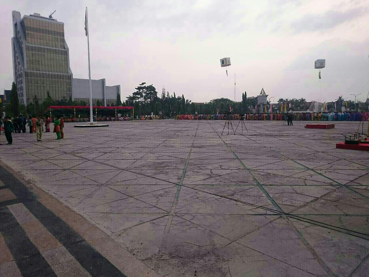 infoPKU's tweet photo. #ultahRIAU Saat ini sedang berlangsung Upacara Hari Jadi Provinsi Riau ke 58 di Lapangan Kantor Gubernur #Riau http://t.co/HI75kQbK29
