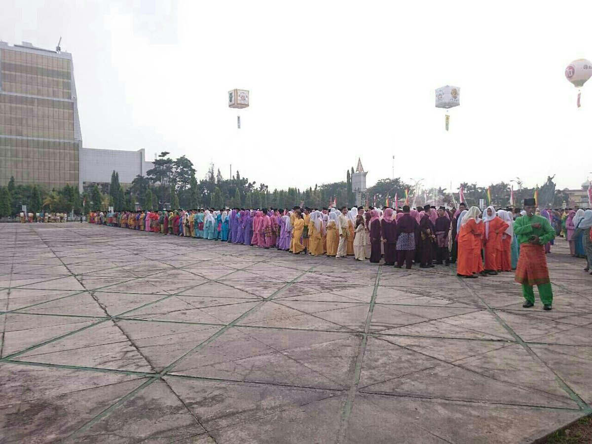 infoPKU's tweet photo. #ultahRIAU Saat ini sedang berlangsung Upacara Hari Jadi Provinsi Riau ke 58 di Lapangan Kantor Gubernur #Riau http://t.co/HI75kQbK29