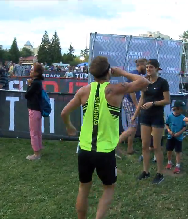 _JoshHarris's tweet image. Boycott worlds to race @ClassicBeerMile? @NickSymmonds? "This was literally 9 seconds after he finished. http://t.co/QwsZ2DrIKj" #beermile