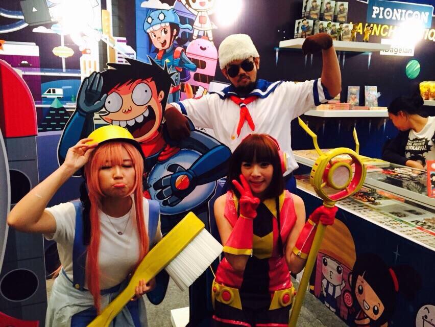 edoding's tweet photo. Sore nanti MC-ing stage @pionicon event seru &amp; nyanyi bareng @jendralpavly @JukiHoki @hellovusya merapat @PopconAsia http://t.co/vOjmXEFZiv