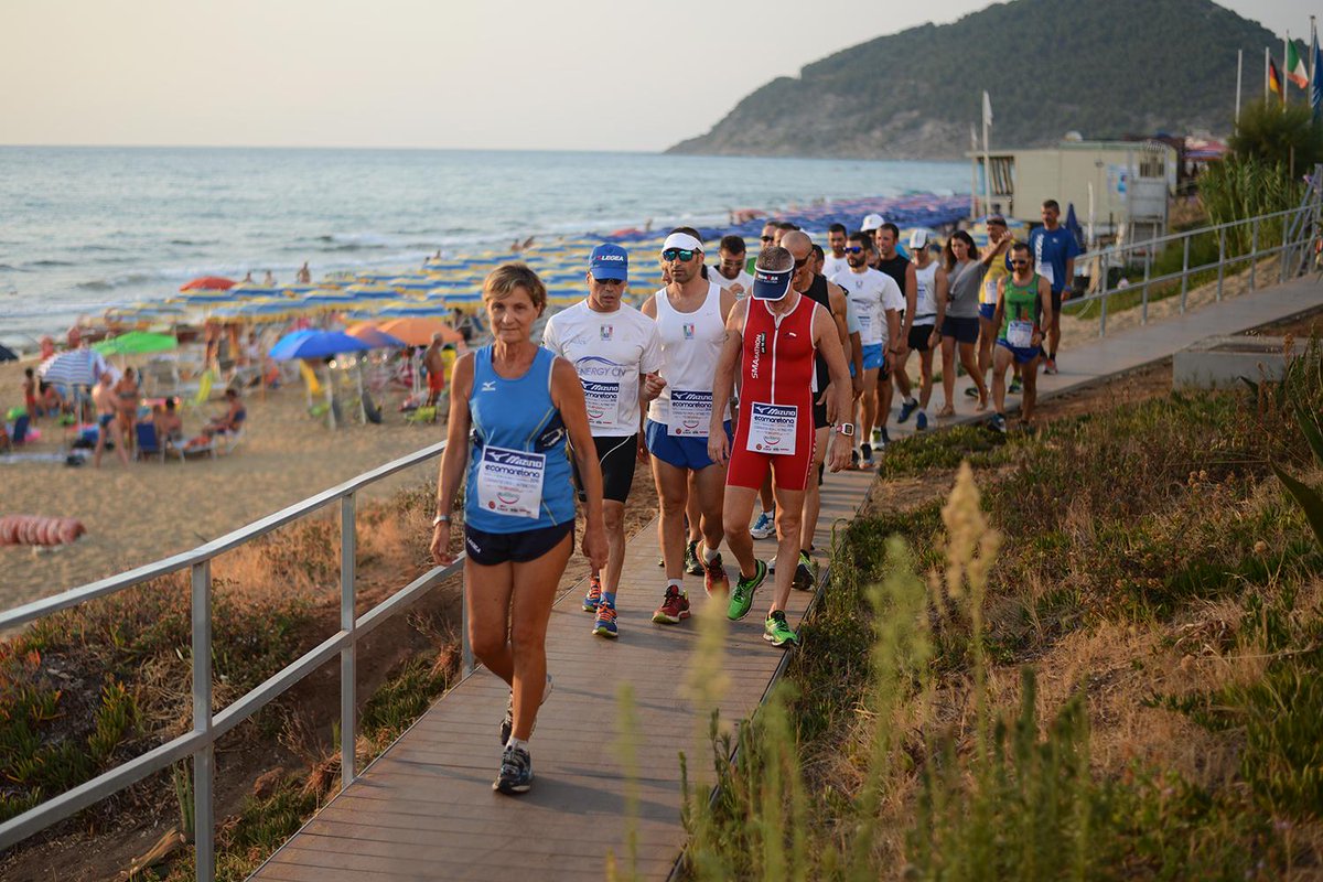 mizunoitalia's tweet photo. Caldo, mare e spiagge meravigliose: @ecomaretona è in Campania! #MizunoRunning http://t.co/0eScZ0VHRK