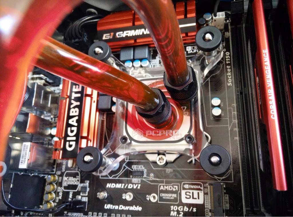 PCProGamingPC's tweet photo. Reaching the highest level @GIGABYTESPAIN @ibercool @Corsair http://t.co/Tx9I8OunqA
