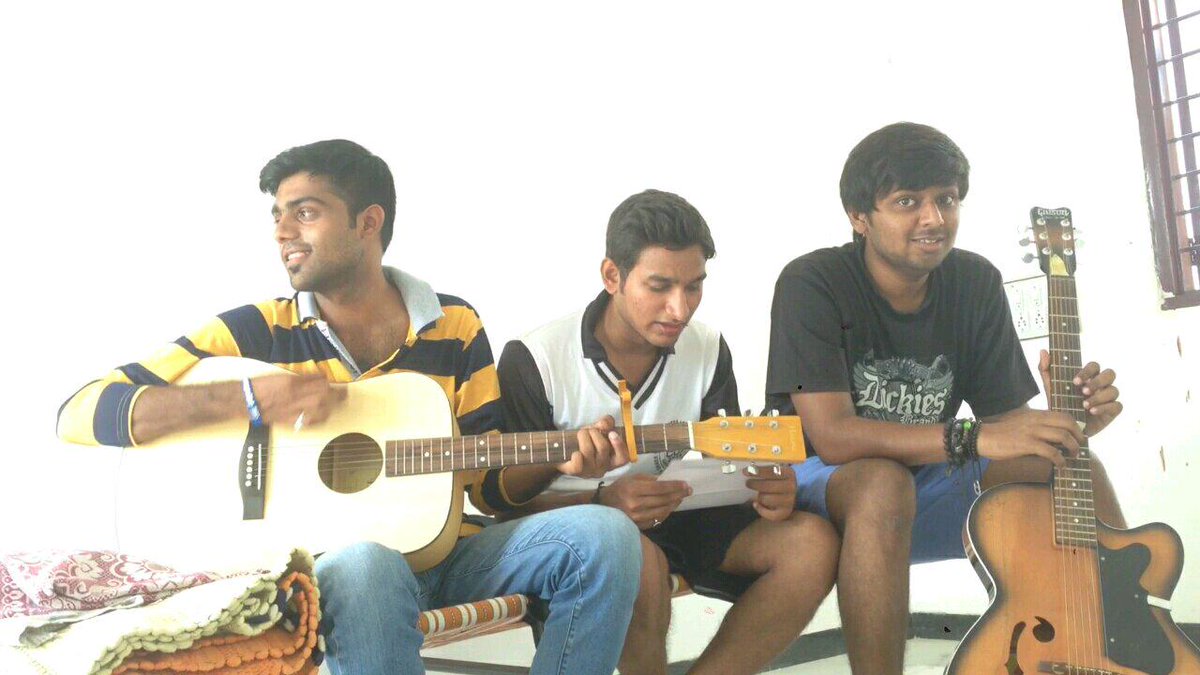 ankit27071995's tweet photo. Thinking of her in between of the song.. http://t.co/Uz4OaVerHx
