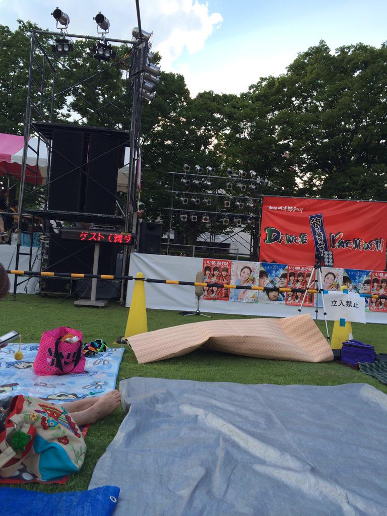 DararKc's tweet photo. 桐商のとこ席取ってあるので
みんな使って大丈夫です。
黄色いメガホンとブルーシートで
舞台の左側にあります。 http://t.co/oLjoosLrZd