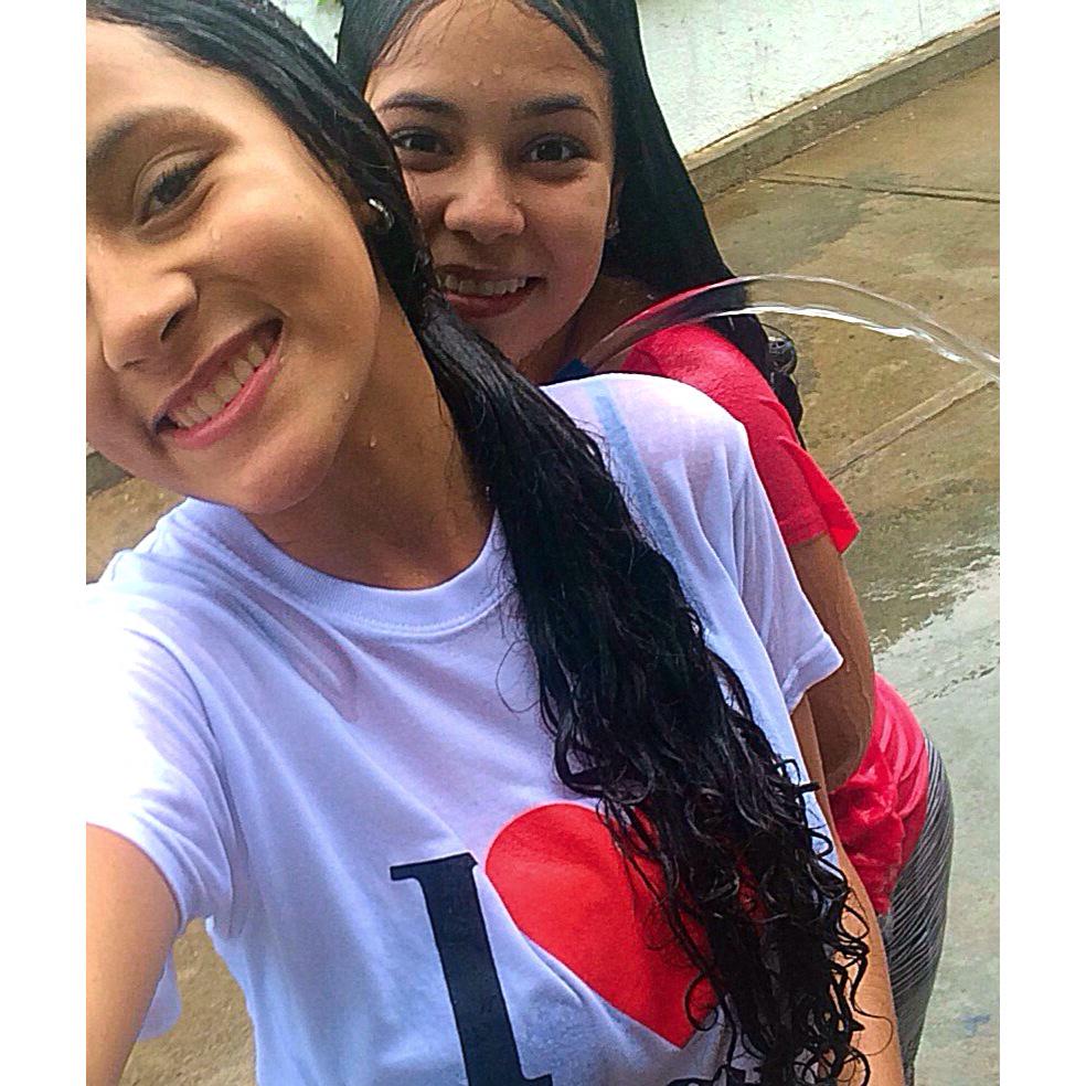 Npdaza1's tweet photo. Ella es la mejor de todas💛 
#lastnight #bestsleepover #elpasedelamecha #vamojpalalluvia #officiallymarried💍👰 http://t.co/MNLhLUzs5d