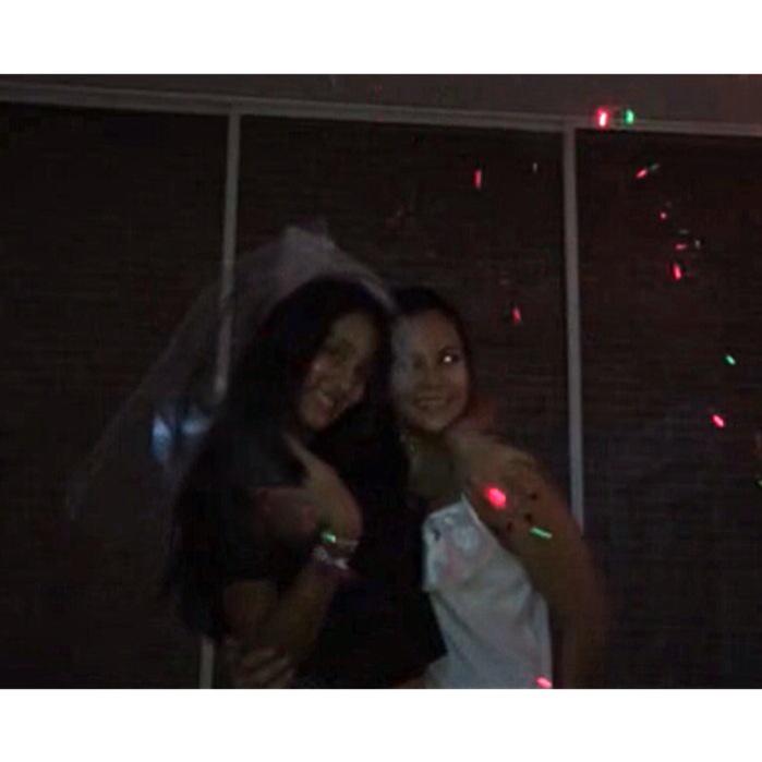 Npdaza1's tweet photo. Ella es la mejor de todas💛 
#lastnight #bestsleepover #elpasedelamecha #vamojpalalluvia #officiallymarried💍👰 http://t.co/MNLhLUzs5d
