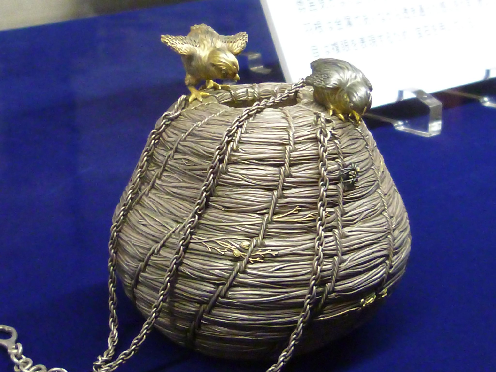 岡山県立博物館 夏季展 正阿弥勝義作 雛巣釣花瓶 正阿弥勝義 しょうあみかつよし は幕末から明治にかけて活躍した岡山ゆかりの金工作家 動物や昆虫はみな生き生きとし 質感すら感じるような精巧な作品は 広く世界でも認められている 岡山県立