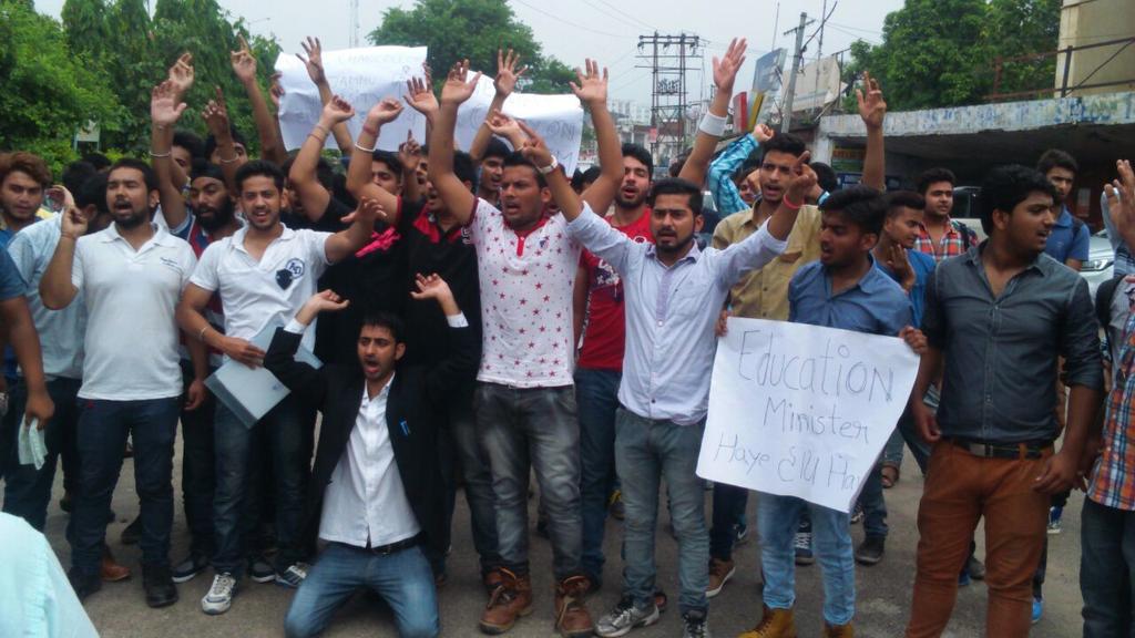 raqeeq747's tweet photo. #Raqeeq khan Nsui and team protest against education minister at press club jammu @Vipinvinny @Naveennsui @rojimjohn http://t.co/kBHU35Z1cF