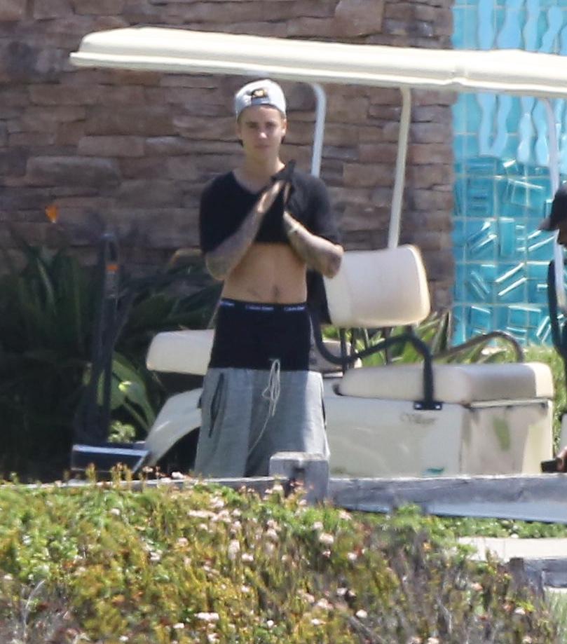 biebersmaniabr's tweet photo. Fotos do Justin em Laguna Beach - 08 de Agosto.
http://t.co/BMK0kGukAF 
BeliebersVotando #MTVHottest Justin Bieber http://t.co/rHYGmBb9P8
