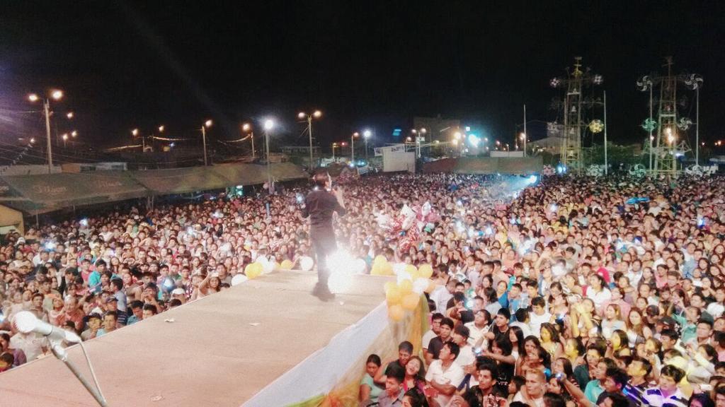 GranOrquestaOfi's tweet photo. Y así nos recibe este maravilloso público aquí en #Pichari empezó la fiesta con #GRANORQUESTAINTERNACIONAL http://t.co/sfP5XggTvi