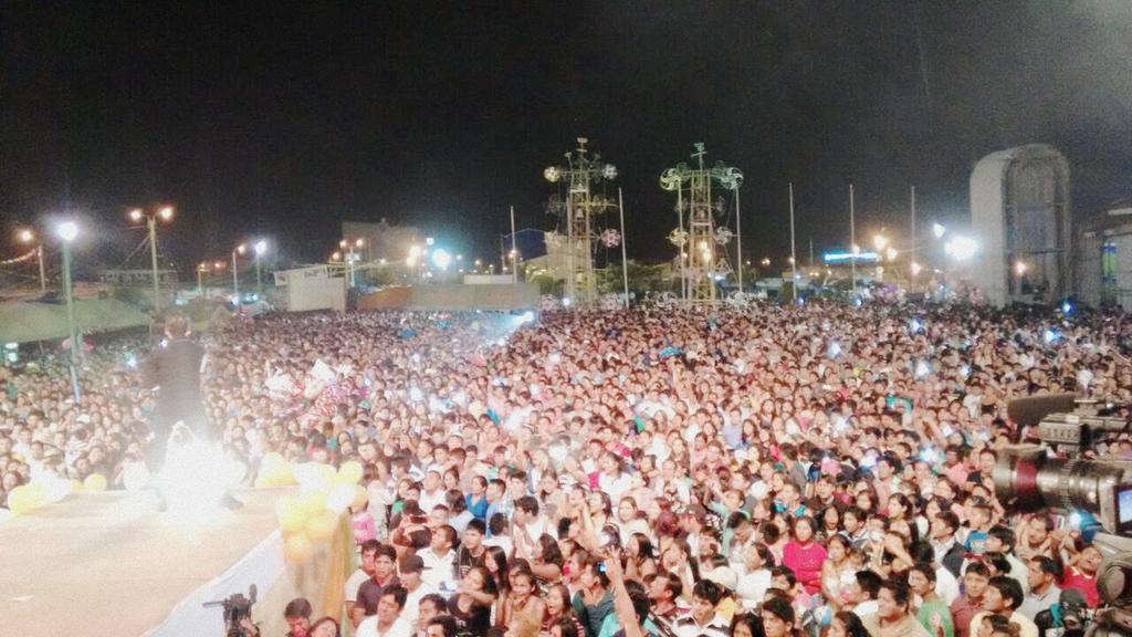 GranOrquestaOfi's tweet photo. Y así nos recibe este maravilloso público aquí en #Pichari empezó la fiesta con #GRANORQUESTAINTERNACIONAL http://t.co/sfP5XggTvi