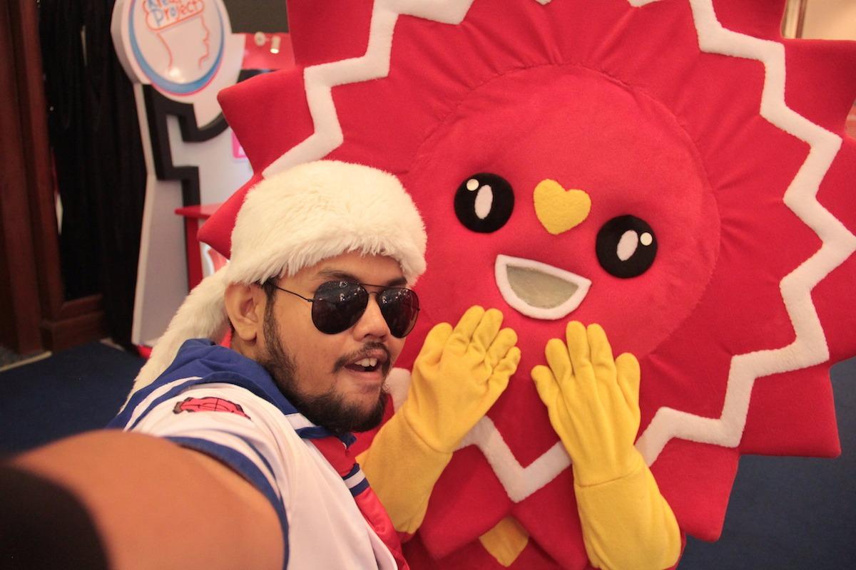 Popcon_inc's tweet photo. Poppo diajak selfie @jendralpavly siapa yang uda selfie sama poppo? Mention dan hashtag #PopconAsia yah http://t.co/zOxS3Ow0Jt
