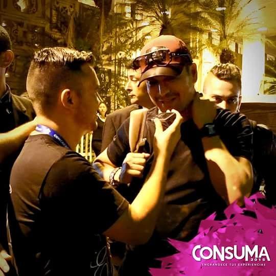 MarioSibrian7's tweet photo. Entrevistando a Victor Manuelle en su llegada al país.
Mañana gran concierto.
@scan96.1 @CIFCO_SV #Consuma2015 http://t.co/2CfMx1Qzhs