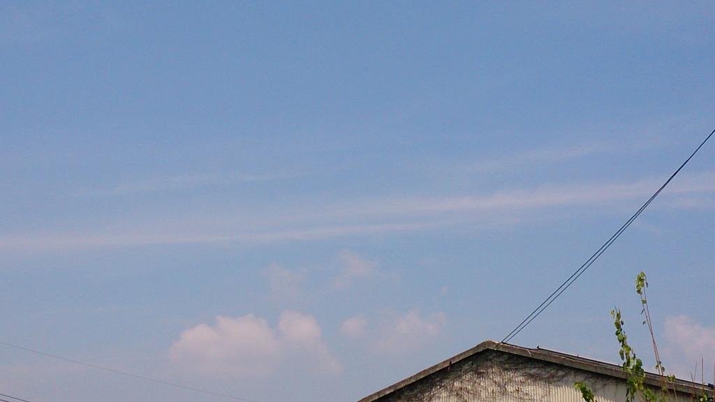 ゆゆ A Twitter 東の空には長い筋状雲 西の空には入道雲 筋状雲は30分経っても停滞 飛行機雲じゃないと思うんだけどな 地震雲 夏の雲 Http T Co Brmbrpnum9 ゆゆ A Twitter 東の空には長い筋状雲 西の空には入道雲 筋状雲は30分経っても停滞 飛行機雲じゃないと思うんだけどな 地震雲 夏の雲 Http T Co Brmbrpnum9