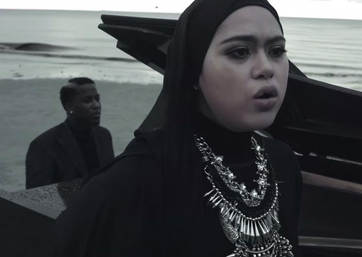 Beautiful tune by @najwamahiaddin feat. JUNY titled #AfterTheRain. #KeepYourHeadUpMalaysia

gumballmag.com/music/clip-naj…