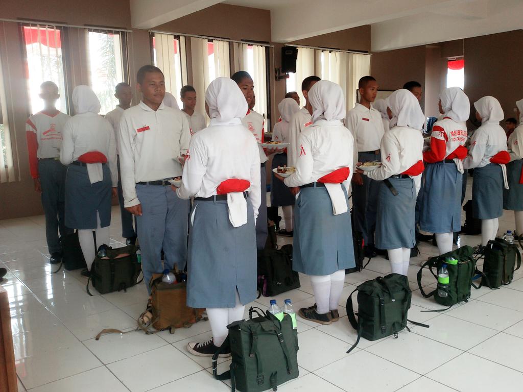 PaskibraPinang's tweet photo. Senyumin temannya ya dek :D http://t.co/OolO4cyN37
