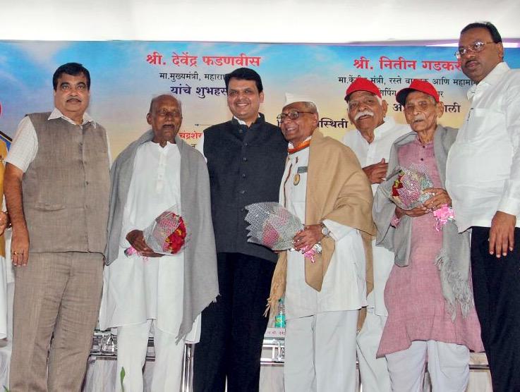 CM @Dev_Fadnavis and Union Minister @nitin_gadkari felicitates Freedom Fighters in Nagpur. 
#AugustKrantiDin