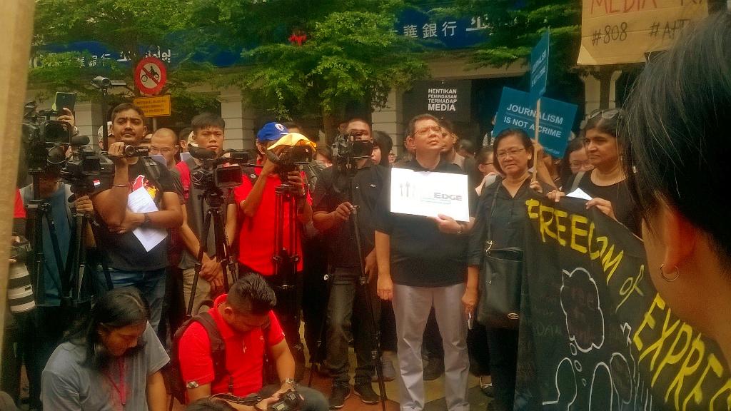 LeeSlimShady's tweet image. Dato' @saifuddinabd Dato' @Ambiga_S @mariachin @fathiarisomar @boosulyn #AtTheEdge @AtTheEdgeMsia #MediaProtest #808