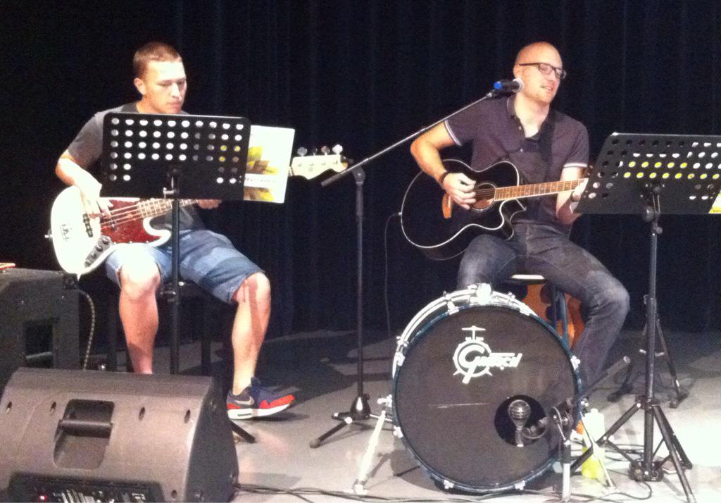 De band van vanmorgen: base giaar en  bas gitaar. Klinkt prima! Je bent 10:30 welkom <a href="/Candea_College/">Candea College</a> #zoalselkezondag
