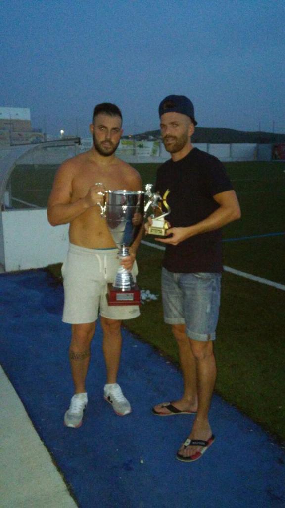 independient_fc's tweet photo. Una de ayer con el MVP del partido (@tomasillo91) y el título cosechado (#Gato). http://t.co/VwATkh5oZr
