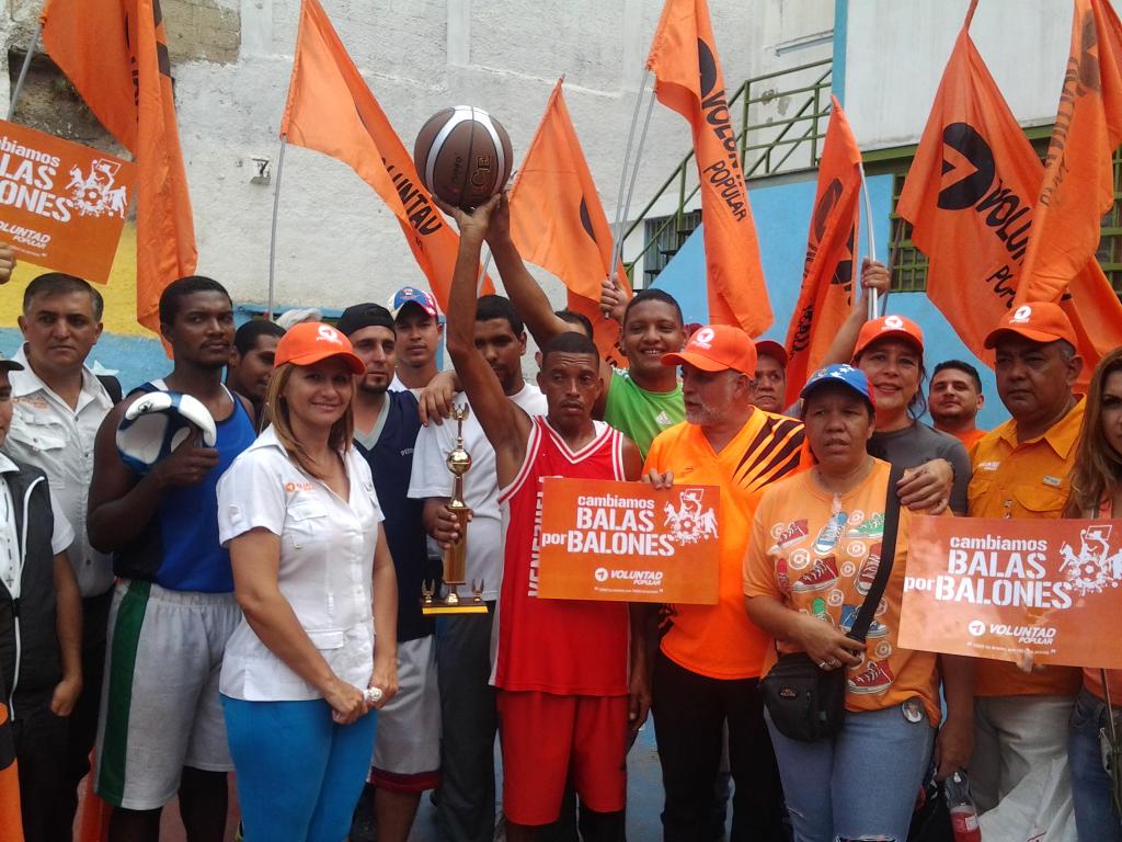 DefensaIDH's tweet photo. #LaLlaveGanadora @JoseAGuerra y @leon_ismael  comprometidos con la labor social, en el valle cambian #BalasXBalones http://t.co/U0FaD0smMl
