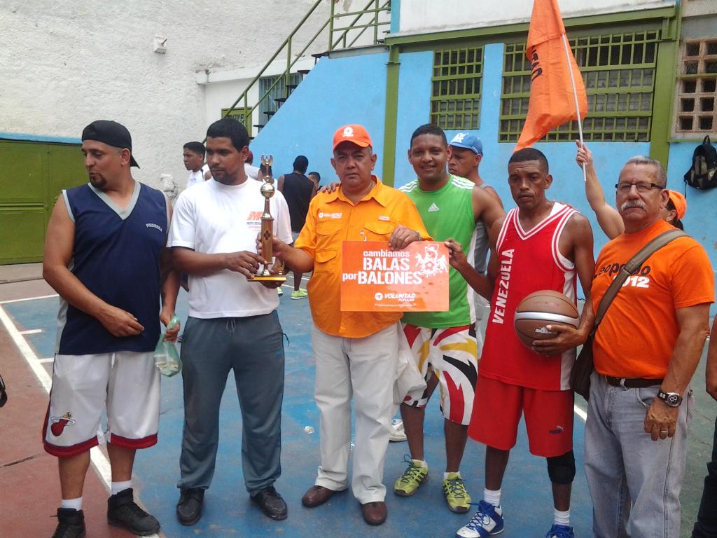 DefensaIDH's tweet photo. #LaLlaveGanadora @JoseAGuerra y @leon_ismael  comprometidos con la labor social, en el valle cambian #BalasXBalones http://t.co/U0FaD0smMl
