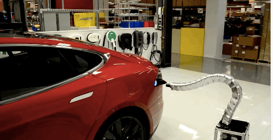 TechCrunch's tweet photo. Tesla’s robotic snake charging station looks like it’s straight out of a sci-fi movie 
 http://t.co/DVC5r9UY79 http://t.co/WwIBEPpvla