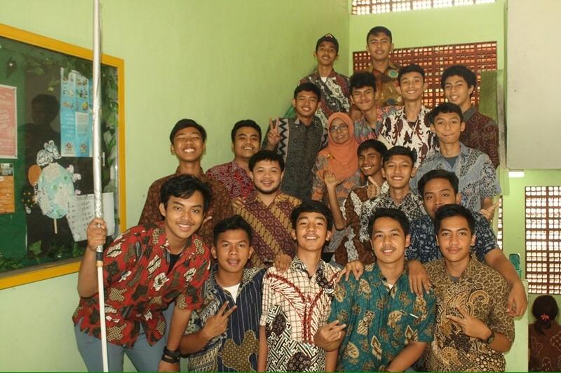 DUATIGA2016's tweet photo. Bisa dibilang sih "guru idola" liat aja penggemarnya.. http://t.co/Flyxe7Jcxd