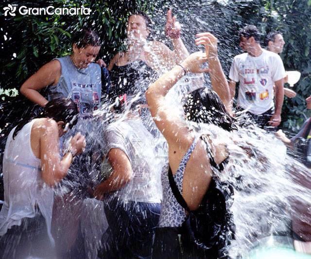 Traída del #agua de #LomoMagullo 2015, un año más.<a href="/GranCanariaCab/">Cabildo Gran Canaria</a> con las fiestas tradicionales
