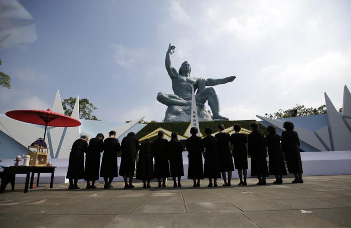 Agenzia_Ansa's tweet photo. A #Nagasaki un minuto di silenzio per i 70 anni tragedia #atomica, contestato il premier #Abe http://t.co/b2Y1mOpj2D http://t.co/g4EIQeyXXI