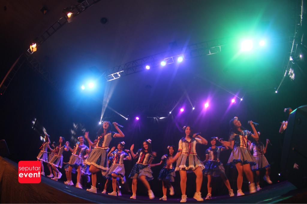 SeputarEvent's tweet photo. Konser #AitakattaJogja ini mrpk konser @officialJKT48 pertama dg formasi baru kombinasi team K3 &amp; J #LivetweetSE http://t.co/wNVl8FRFBr