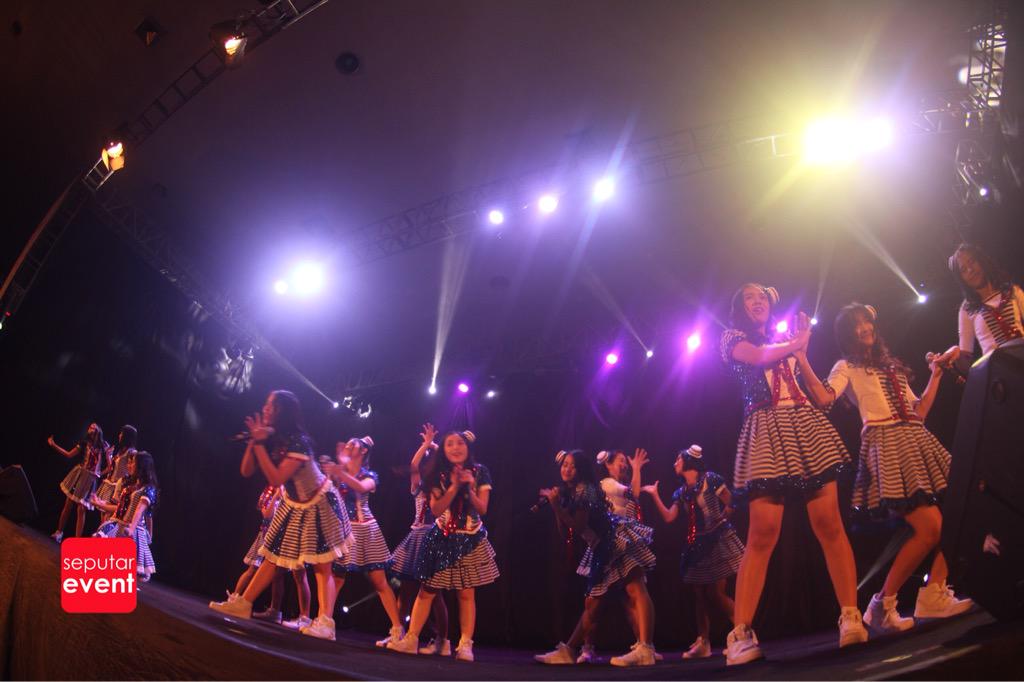 SeputarEvent's tweet photo. Konser #AitakattaJogja ini mrpk konser @officialJKT48 pertama dg formasi baru kombinasi team K3 &amp; J #LivetweetSE http://t.co/wNVl8FRFBr