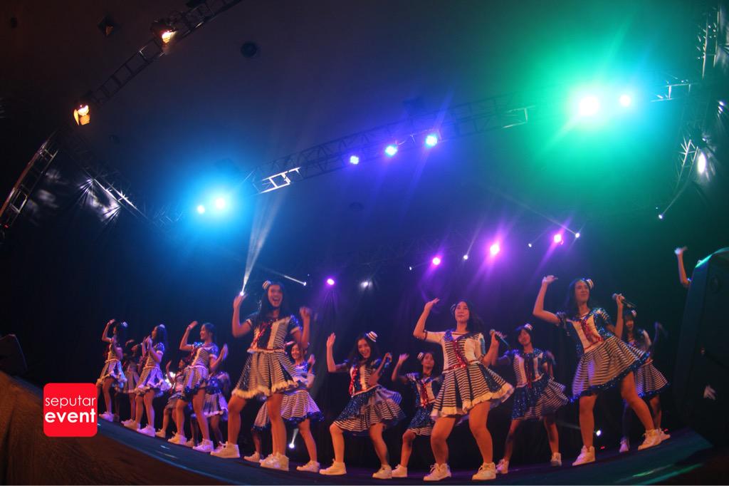 SeputarEvent's tweet photo. Konser #AitakattaJogja ini mrpk konser @officialJKT48 pertama dg formasi baru kombinasi team K3 &amp; J #LivetweetSE http://t.co/wNVl8FRFBr