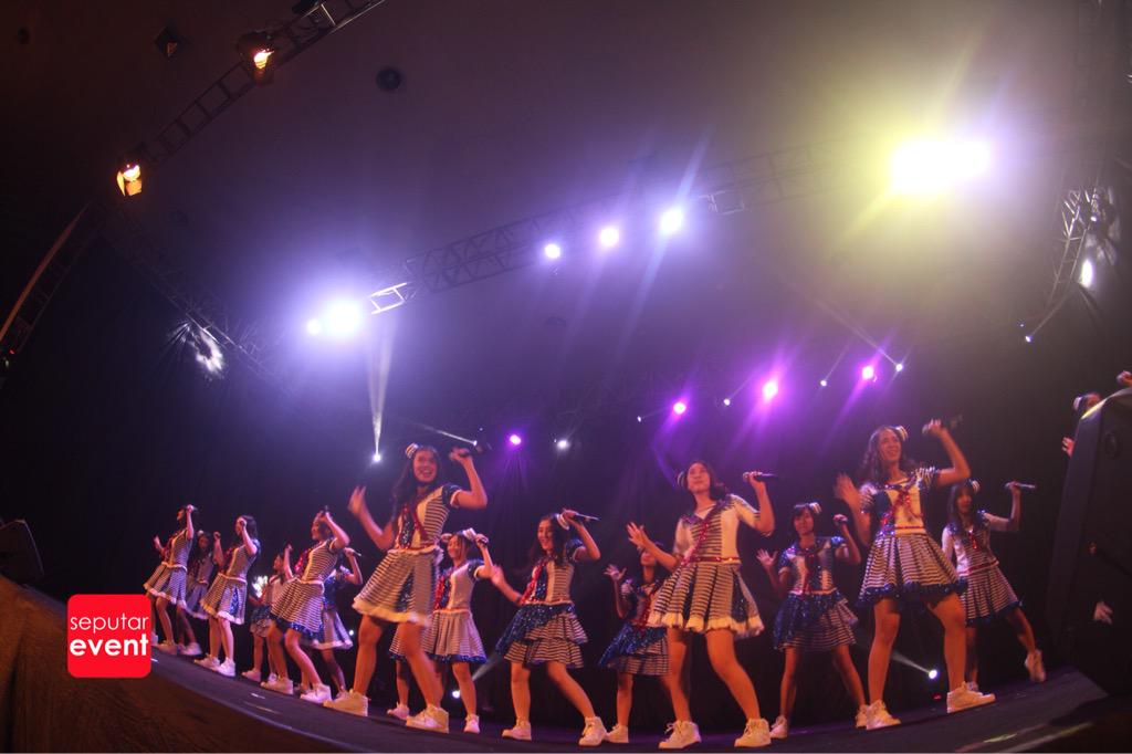 SeputarEvent's tweet photo. Konser #AitakattaJogja ini mrpk konser @officialJKT48 pertama dg formasi baru kombinasi team K3 &amp; J #LivetweetSE http://t.co/wNVl8FRFBr