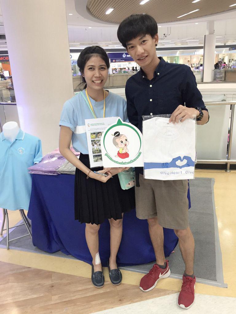 KizzSa's tweet photo. ไม่ค่อยได้เล่นทวีต แต่วันนี้เจอพี่ชายคนนี้ @nattaboat ใจดีมากๆเลยคร่า มาร่วมทำบุญกับพวกเรา ขอบคุณนะคะพี่หล่อมากเลย http://t.co/RH5njNnoOL