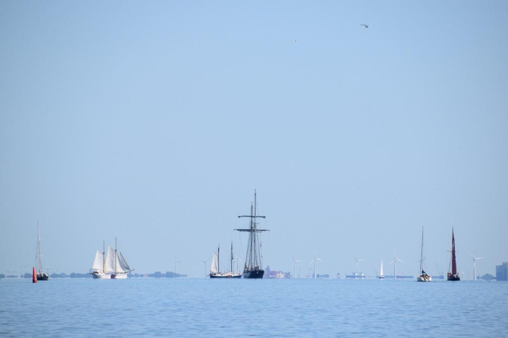 Tall Ship <a href="/WyldeSwan/">Wylde Swan</a> en de <a href="/JolieBrise/">Jolie Brise</a> naderen de haven van Harlingen! @TSRH2018