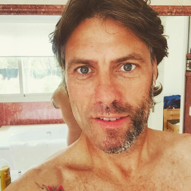 JohnBishop100's tweet photo. Half way through every shave I think shall I carry on or just see if anyone notices .....😳 http://t.co/83mmHXyX6Z